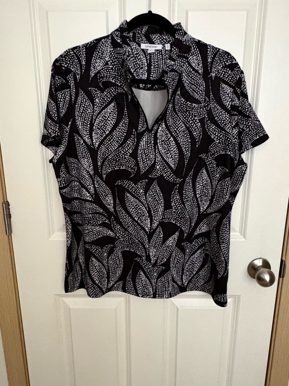 Chico's Black and White Leaf-Print Keyhole Short Sleeve Tunic